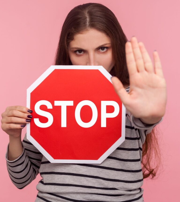Cartel chica con una señal de stop